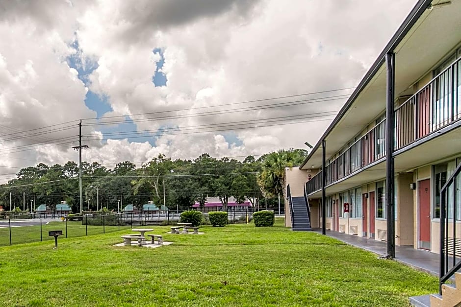 Econo Lodge North
