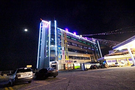 Whaledream Hotel