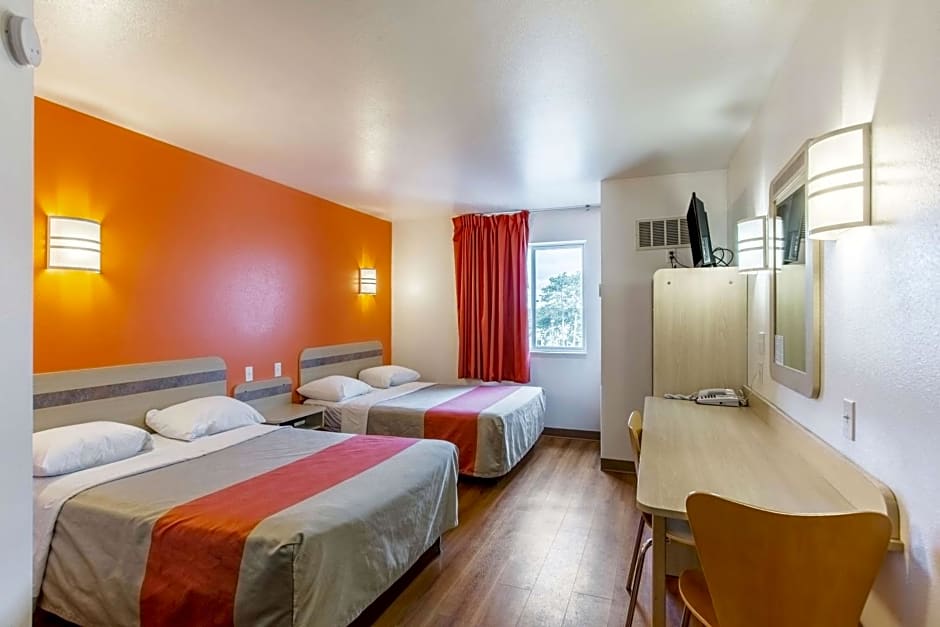 Motel 6-Baraboo, WI - Lake Delton