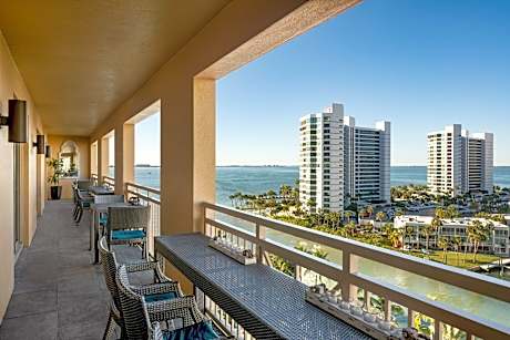 Club Suite, Club Level, 1 Bedroom Suite, 1 King, Sofa Bed, Balcony