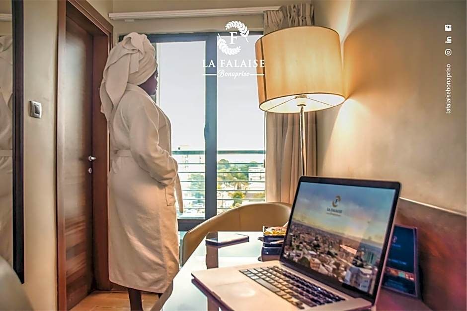 Hotel La Falaise Bonapriso