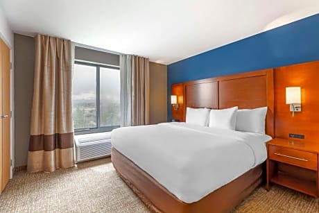 Business King Suite with Sofa Bed and Hot Tub - Non Smoking