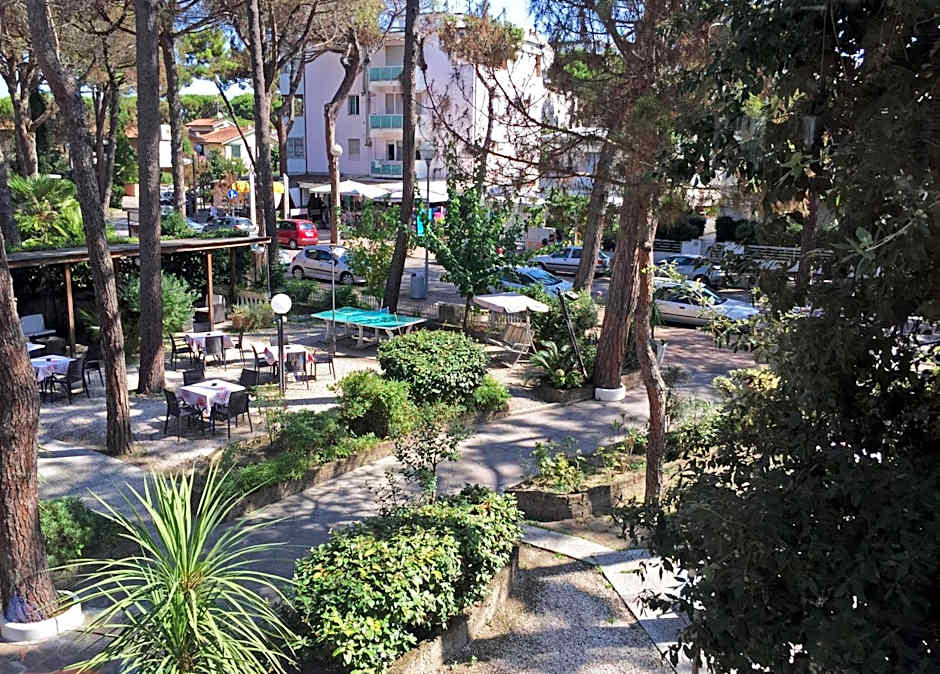 B&B Promenade Hotel Simple con Piscina