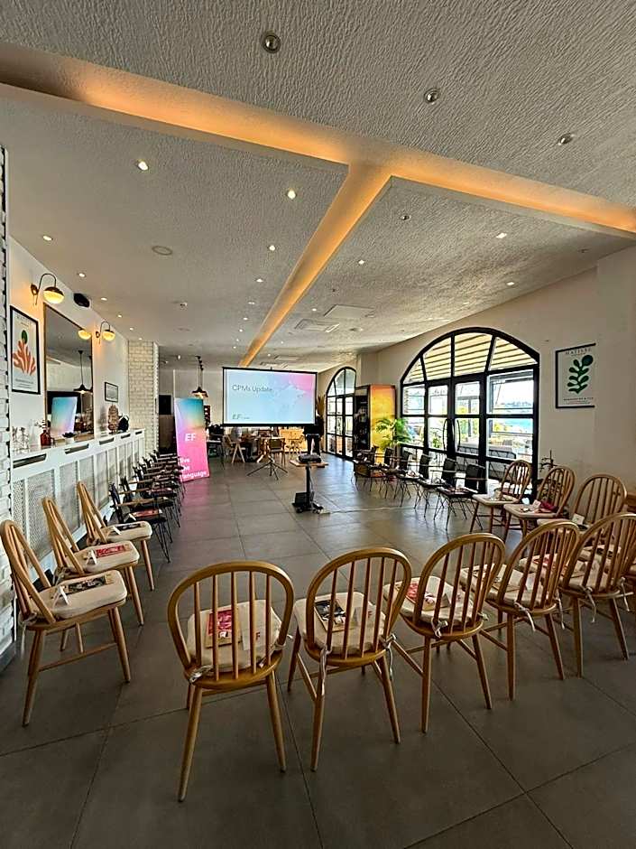 8 Rooms Hotel