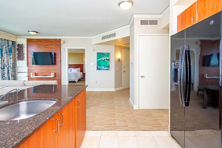 TRUMP INTL 2 BEDROOM APARTMENT 1600 Sqf Ocean and Bay View
