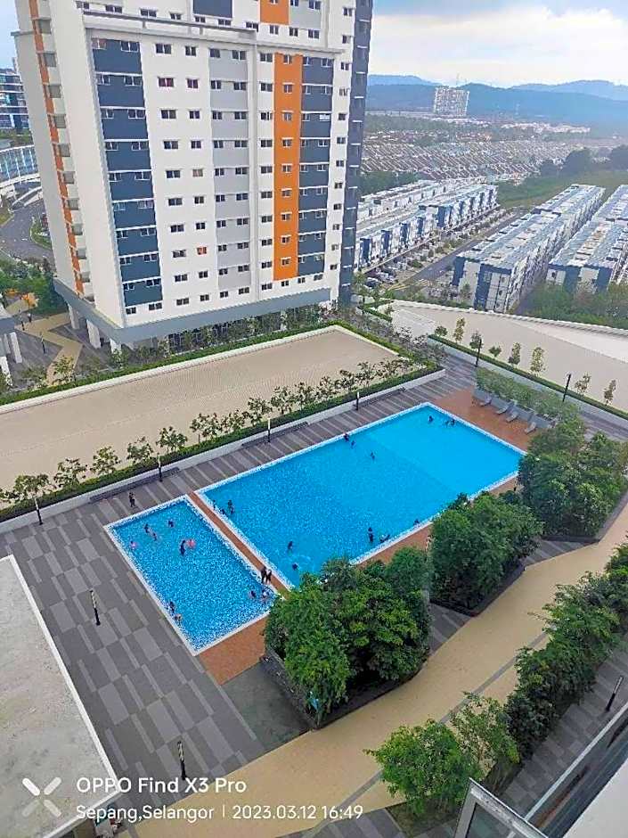 Casa D'Faiz Alanis near KLIA pool olympic size