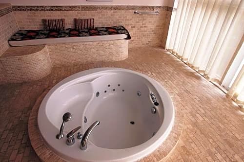 Golden Life Heights Deluxe Suite Hotel - Adult Only