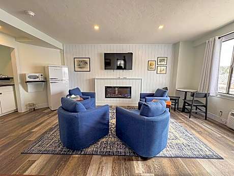 Deluxe Queen Suite