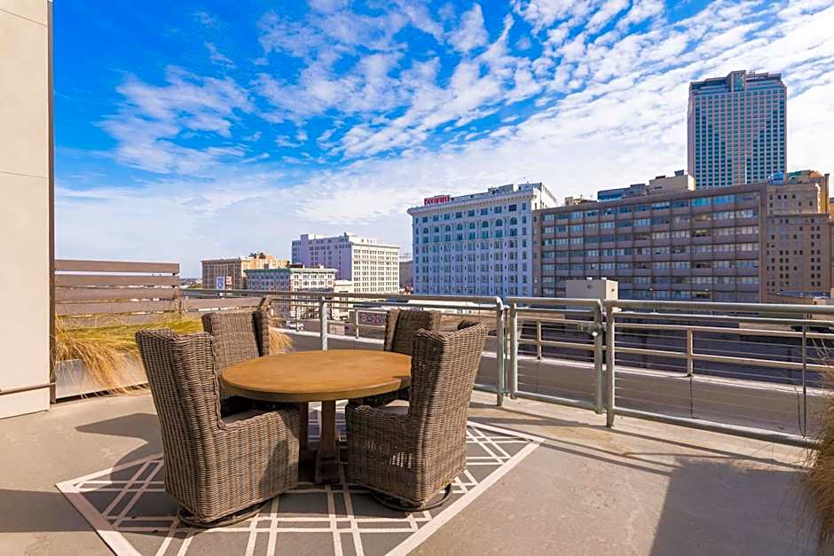 Spacious 4BR Luxury Condo Steps to French Quarter