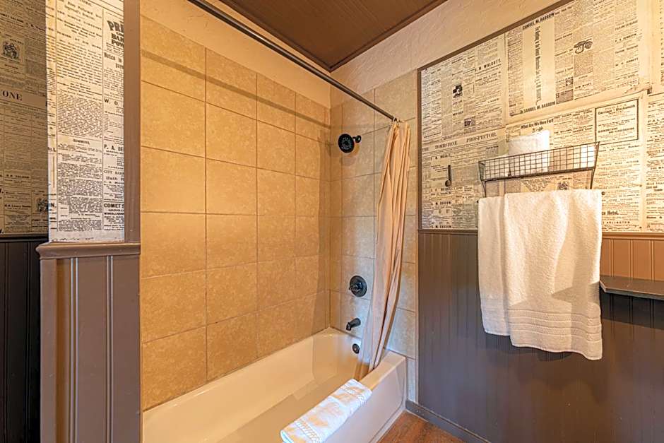 -Pet Friendly- Miners Cabin #5 -Two Double Beds - Private Balcony