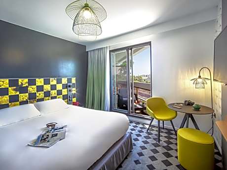 Privilege room with one double bed and balcony