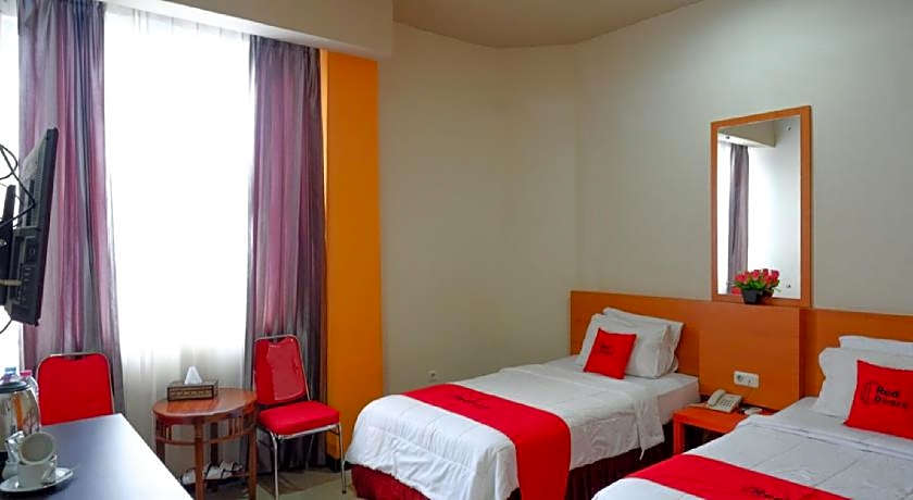 RedDoorz Plus @ Cameloan Hotel Palu