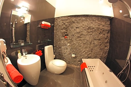 Queen Room with 1-person Hot Tub