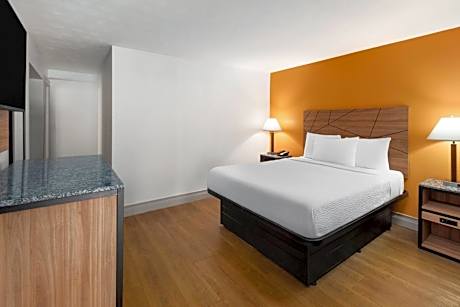 Queen Room - Non-Smoking