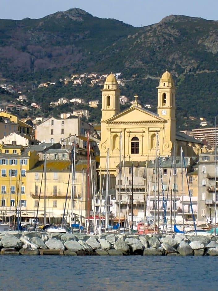 CHÂTEAU CAGNINACCI B&B