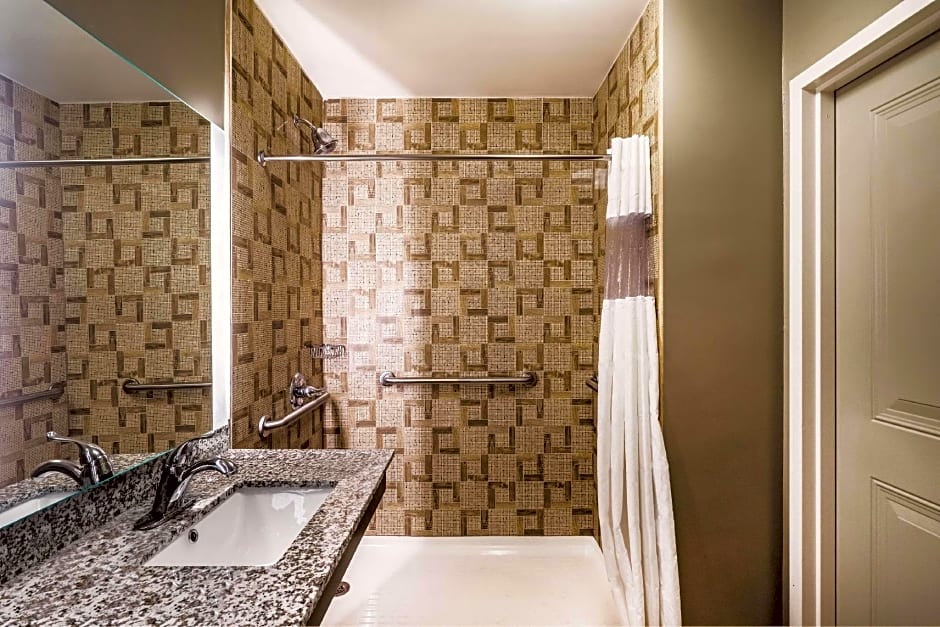 La Quinta Inn & Suites by Wyndham Brooklyn Central