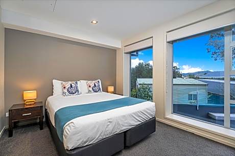 Apartment with Pool View