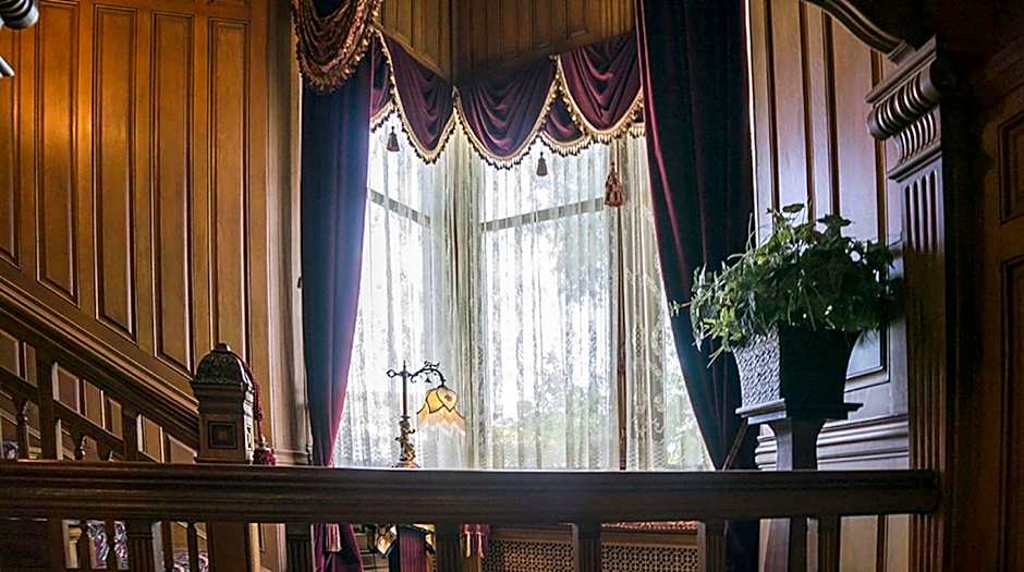 Alexander Mansion  Bed and Breakfast