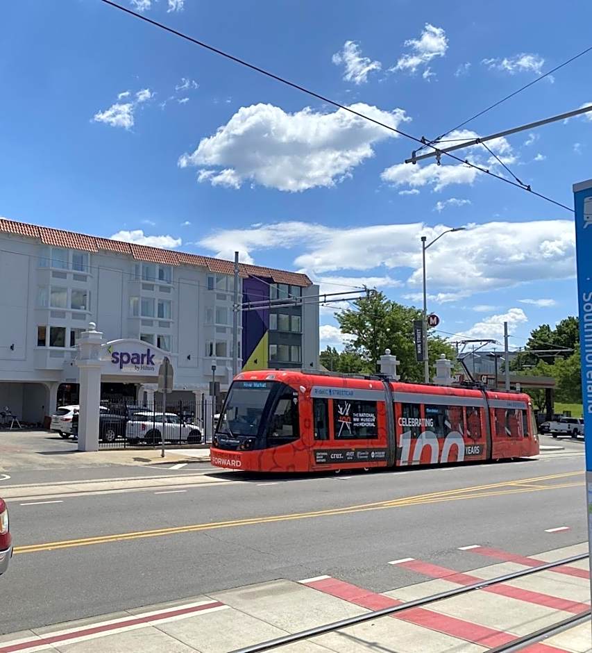 Spark by Hilton Kansas City Plaza Streetcar