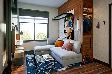 Queen Flex Room