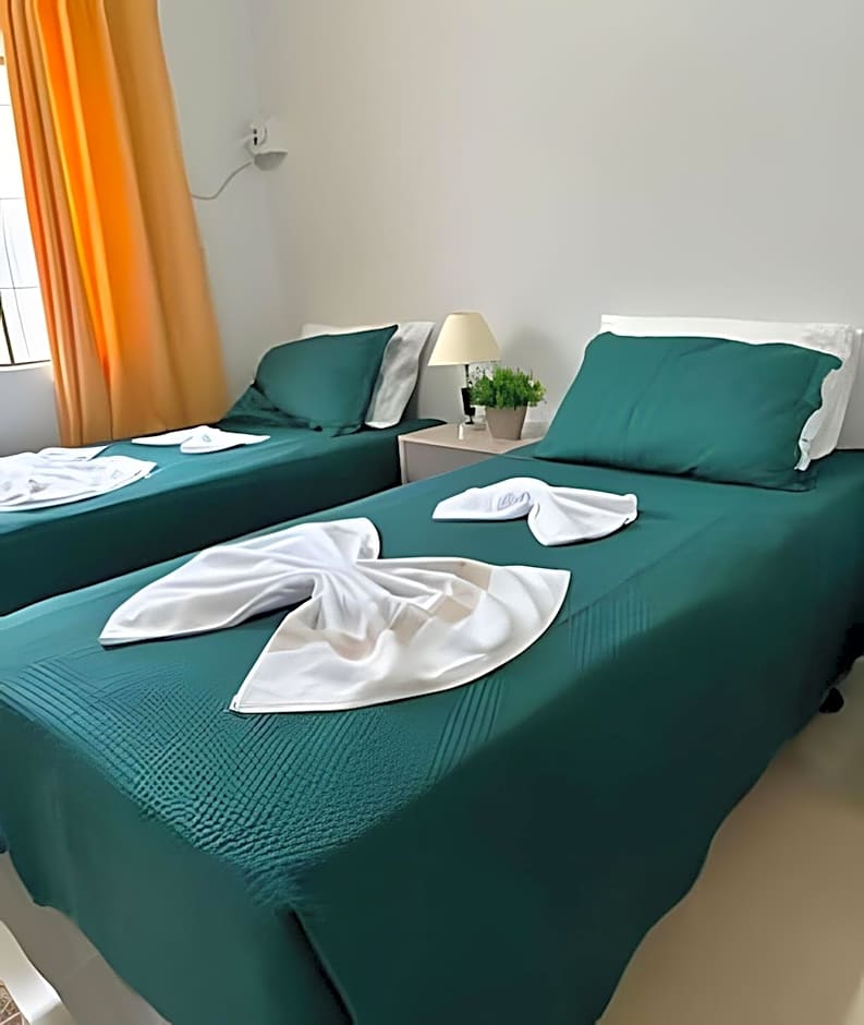 Casa grande - 3 Suítes e Piscina - Próx. ao Centro