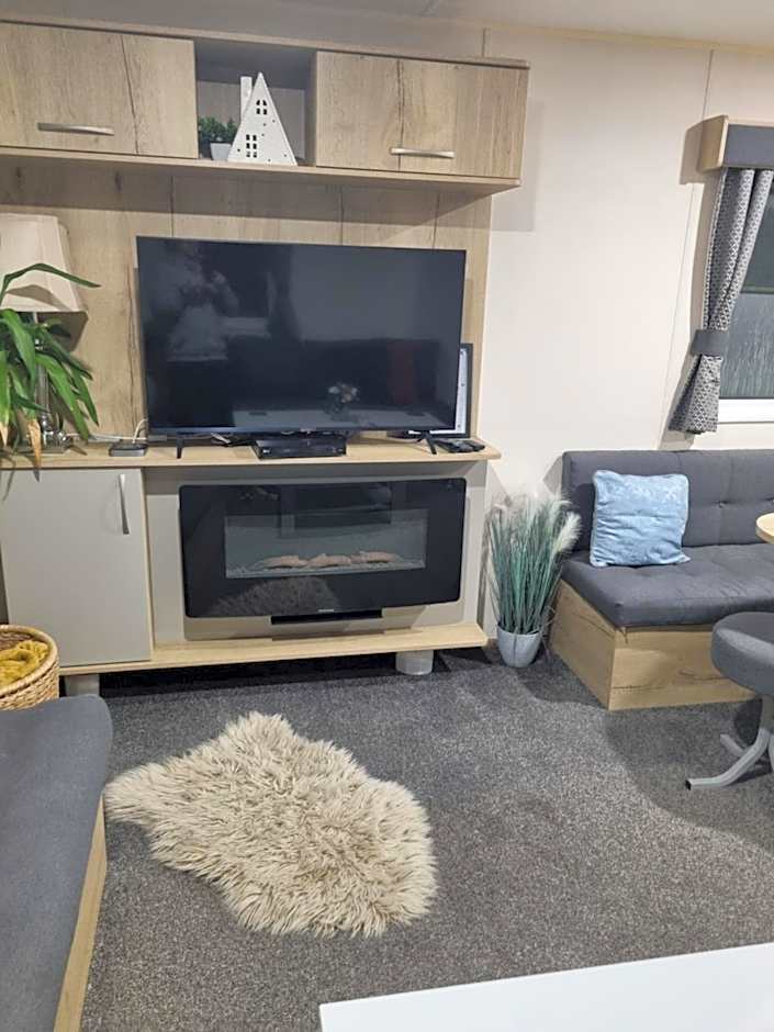 Luxury caravan and Tattershall lakes with private hot tub and WiFi