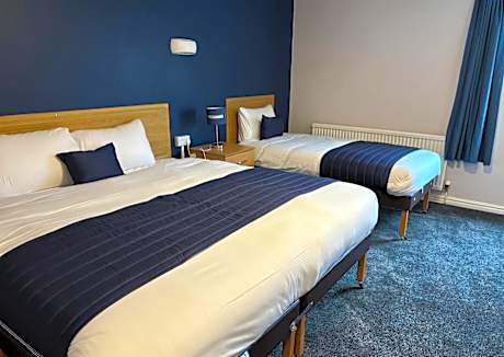 Family Room (2adults + 1 children)