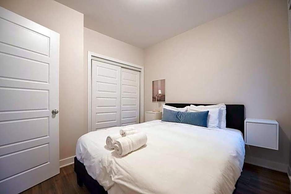 Design 3 bedroom flat with private terrace in Little Italy by Denstays