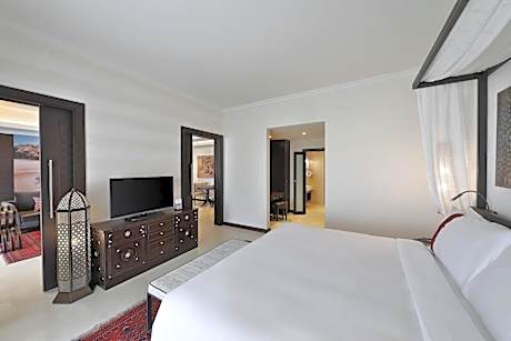 Premium King Penthouse with Balcony and Lagoon View - High Floor