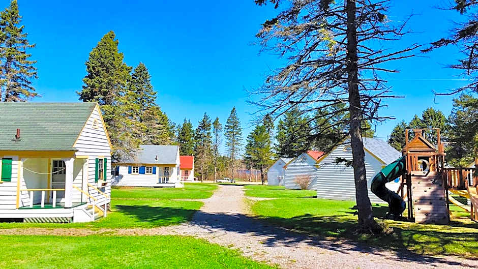 Green Gables Bungalow Court