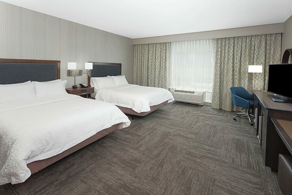 Photo 1 sur 3 de 2 Queen Beds, Hearing/Mobility Accessible, Bathtub
