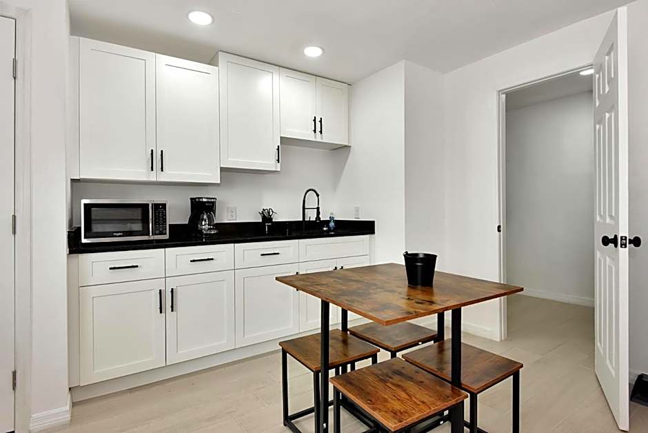 Daytona Studio Suite Kitchen Walk In Shower #11