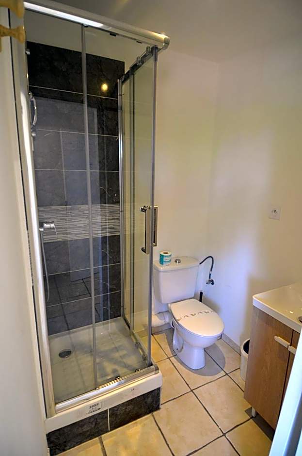 STUDIO CASSIN - next to tramway line 2 near airport