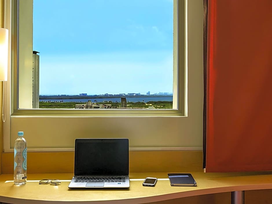 Ibis Cancun Centro Hotel