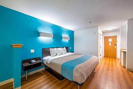 King Room - Disability Access - Non-Smoking