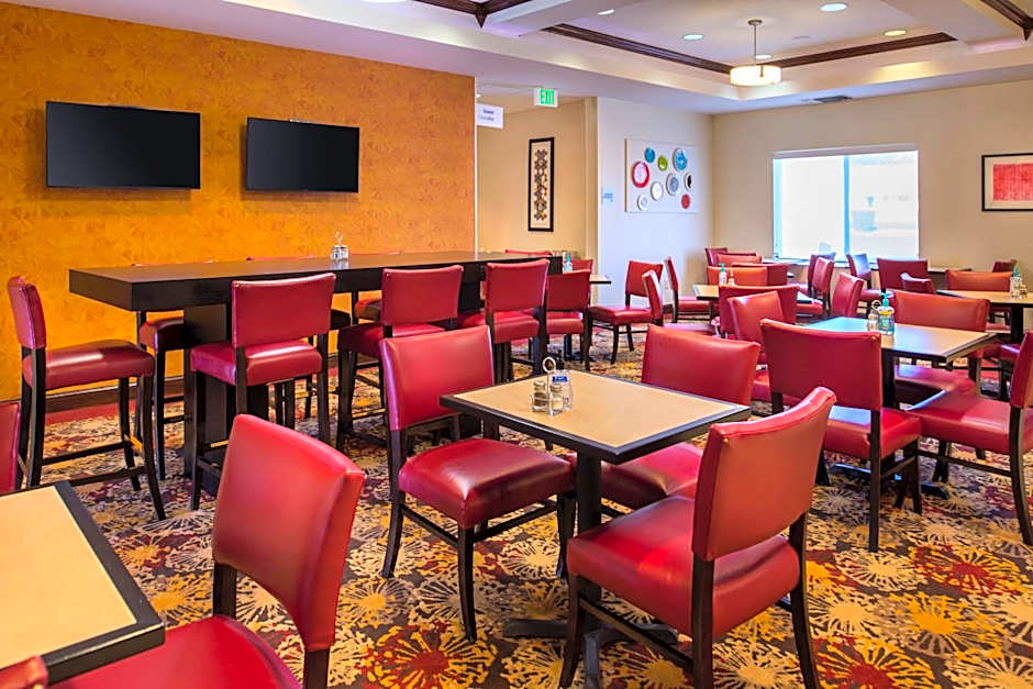 Holiday Inn Express & Suites Pittsburg By IHG