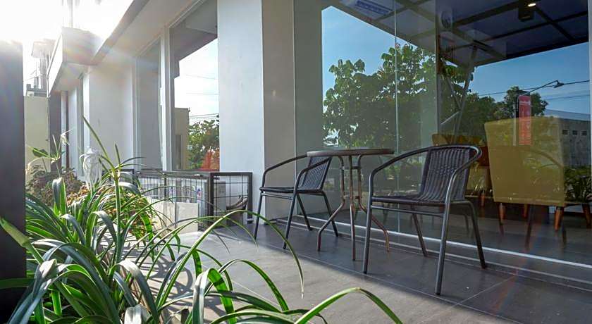 RedDoorz Plus near Solo Baru