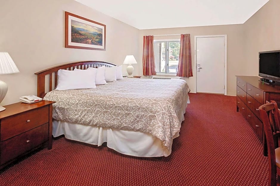 Super 8 by Wyndham Traverse City