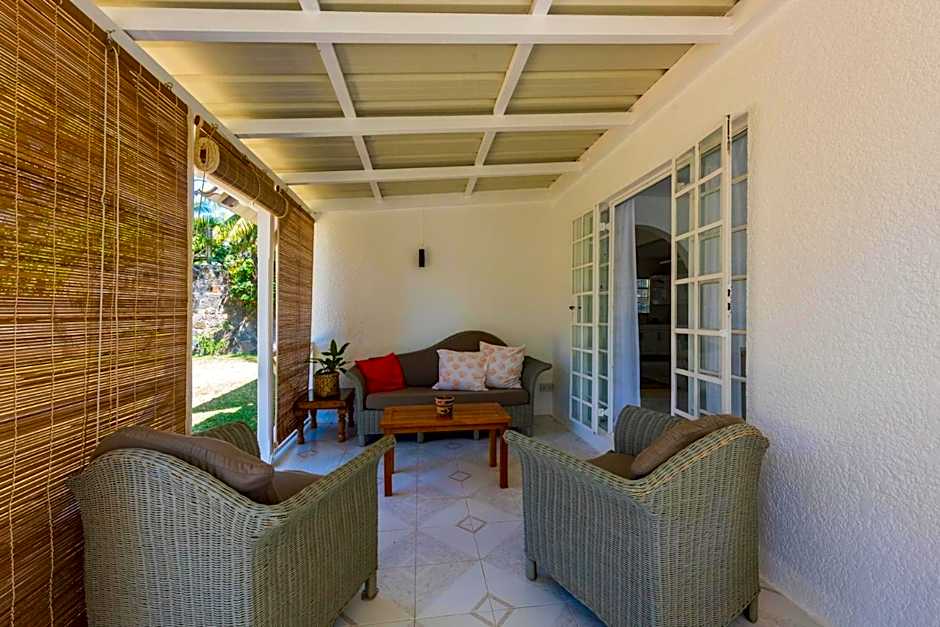 Cosy private bungalow pool 5 mins to beach