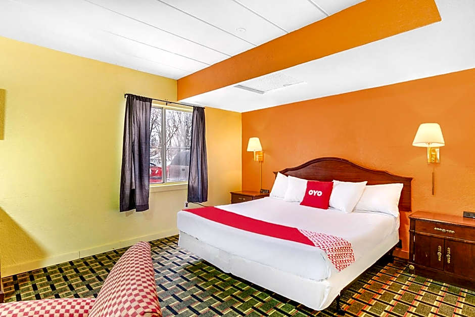 OYO Hotel Downtown Peoria IL I-74
