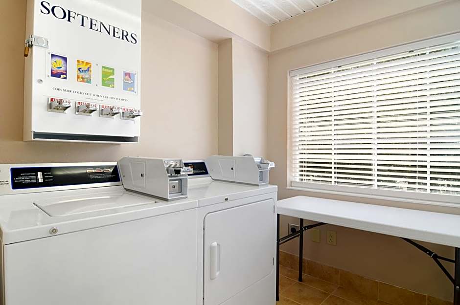 Hometown Inn & Suites Jacksonville Butler Blvd./Southpoint