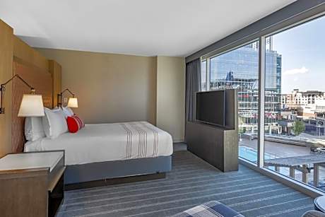 Suite with Balcony - 1 King Bed