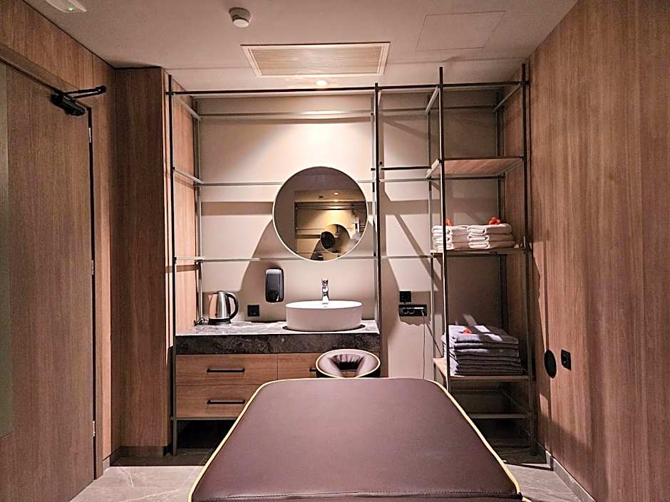 Petousis Hotel & Suites