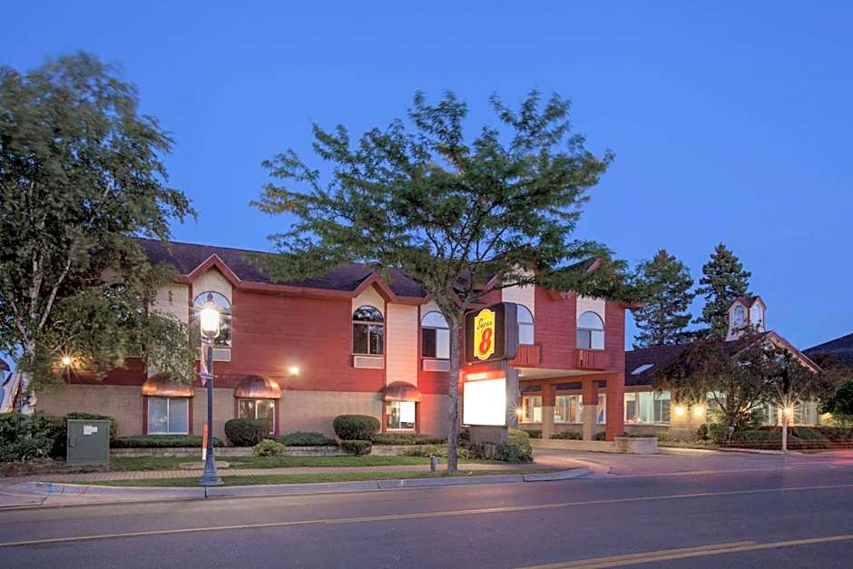 Super 8 by Wyndham Mackinaw City/Beachfront Area