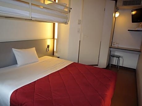 Triple Room (1 Double Bed + 1 Single Bed)