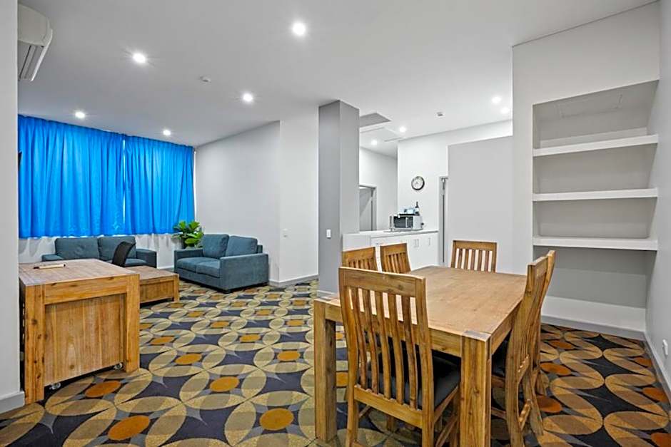 Rydges Gladstone Hotel