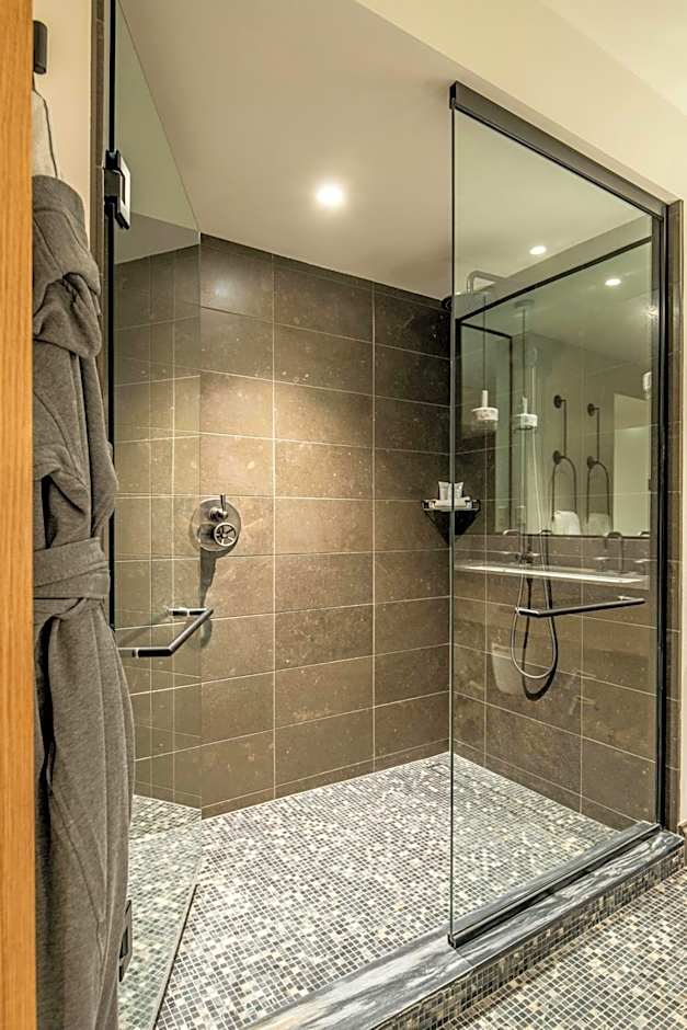 The Cloudveil, Autograph Collection