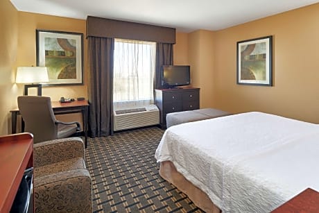 1 KING MOBILITY ACCESS ROLL IN SHOWER NOSMOK HDTV/FREE WI-FI/HOT BREAKFAST INCLUDED WORK AREA