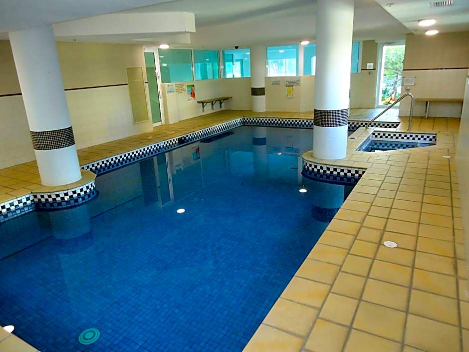 The Crest Apartments - Main Beach