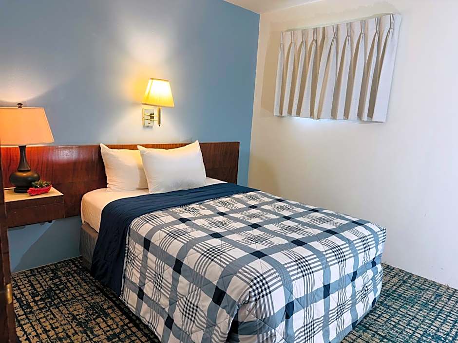 Curly Redwood Lodge